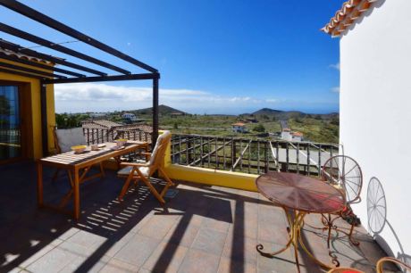 Große Terrasse mit schönem Meerblick