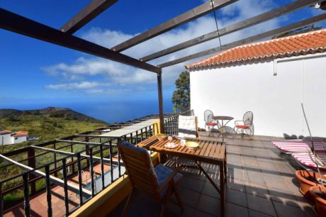 Große Terrasse mit schönem Meerblick