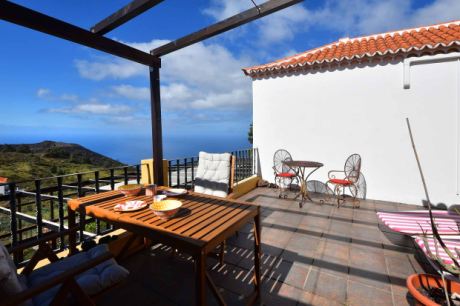 Große Terrasse mit schönem Meerblick