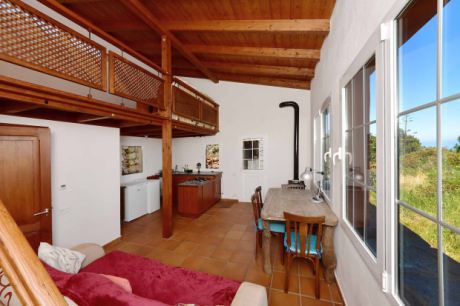 Studio Wohn-, Koch- und Essbereich mit Schlafempore