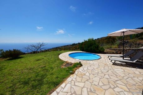 Pool mit fantastischem Meerblick