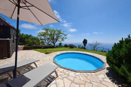 Pool mit fantastischem Meerblick