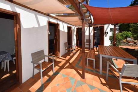Haupthaus teilüberdachte Terrasse
