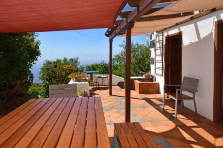 Haupthaus teilüberdachte Terrasse