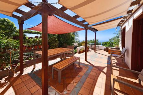 Haupthaus teilüberdachte Terrasse