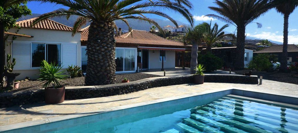 Large villa with pool and stunning sea views in Todoque