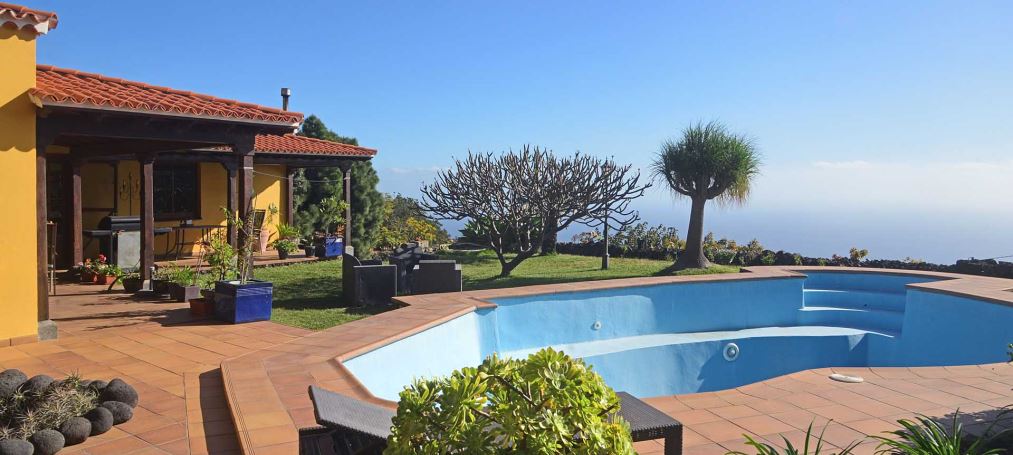 Spacious, Canarian-built finca with pool and sea view