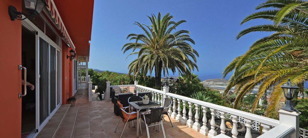 Villa in very quiet residential area with pool and sea views